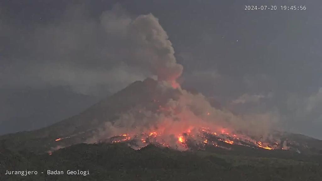 印尼默拉皮火山發生噴發 火山巖漿流向山下