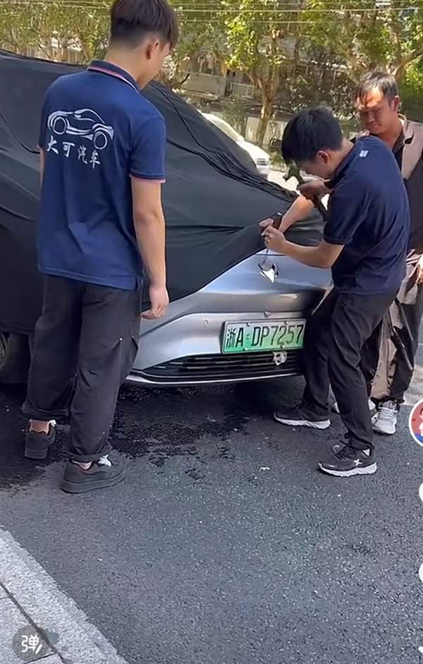 女子新車自燃，廠家第一時間撬標引爭議